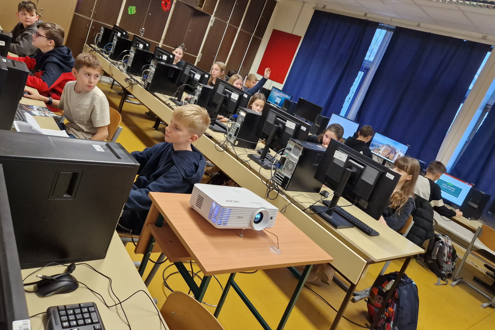 Ismét számítógépeket adományozott a PatikaPlus